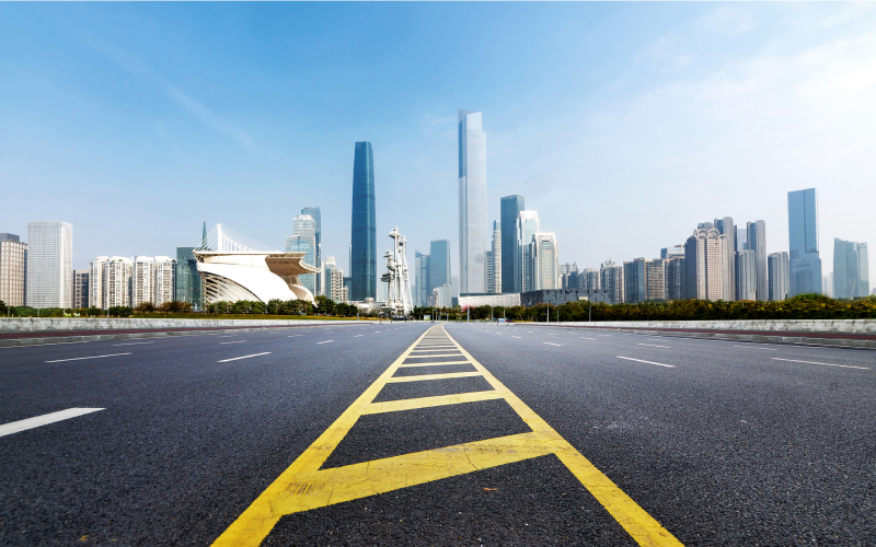 Route vers des immeubles asiatiques symbolisant le lancement EWF